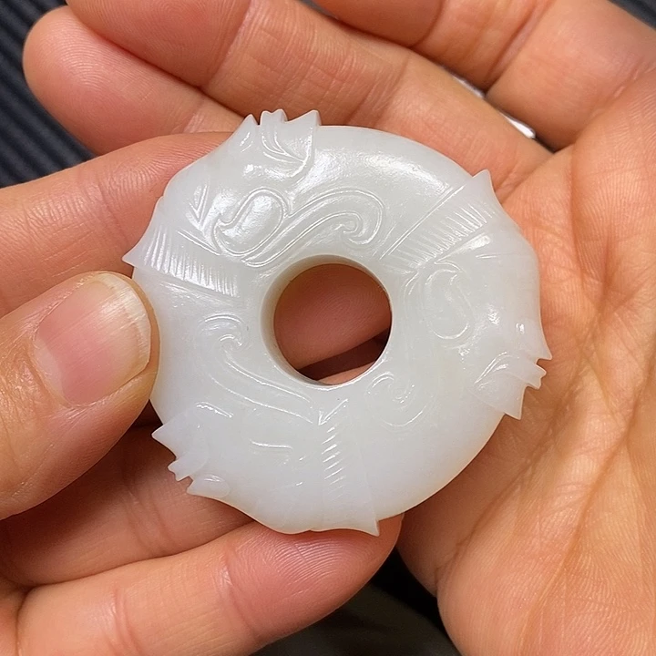 颈饰未镶嵌和田玉给**了