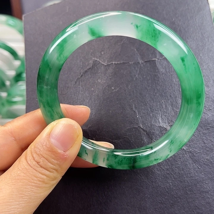 未镶嵌手镯石英质玉