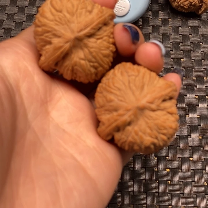 文玩核桃吊坠泥鳅背