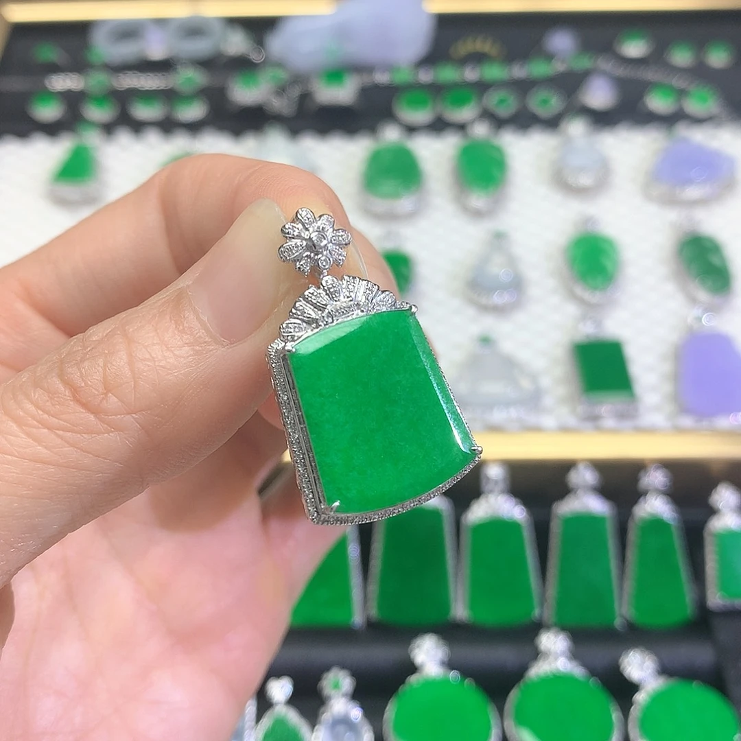 颈饰18K金镶嵌翡翠吊坠