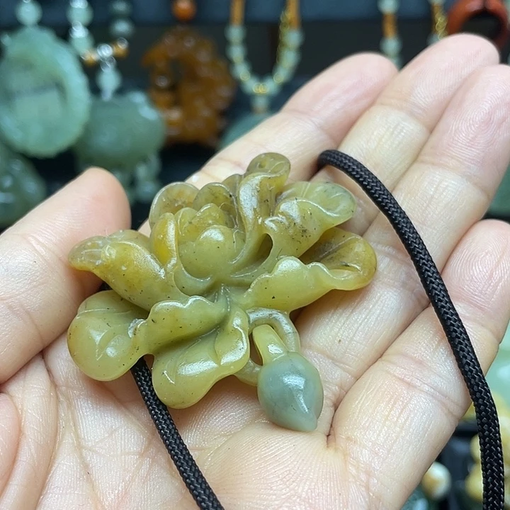 未镶嵌蛇纹石玉颈饰奇**月