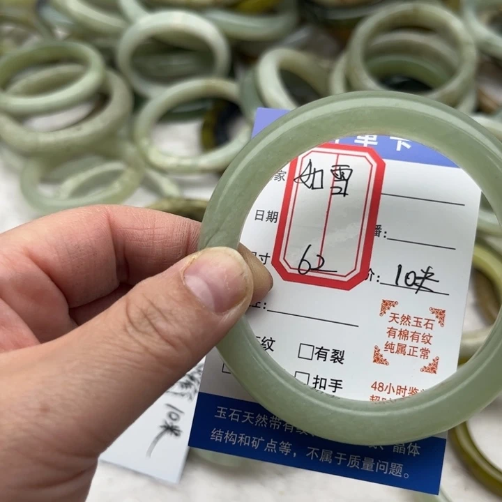 如***雪岫玉未镶嵌手镯岫玉