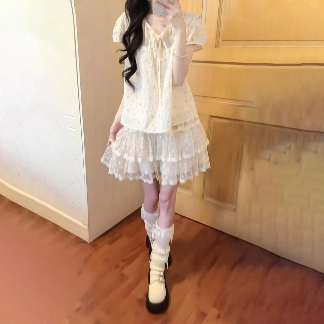 甜美风碎花镂空拼接短袖上衣 重工蕾丝网纱蓬蓬蛋糕半身裙两件套