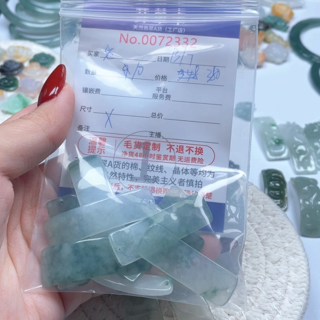 翡翠未镶嵌颈饰兔*儿