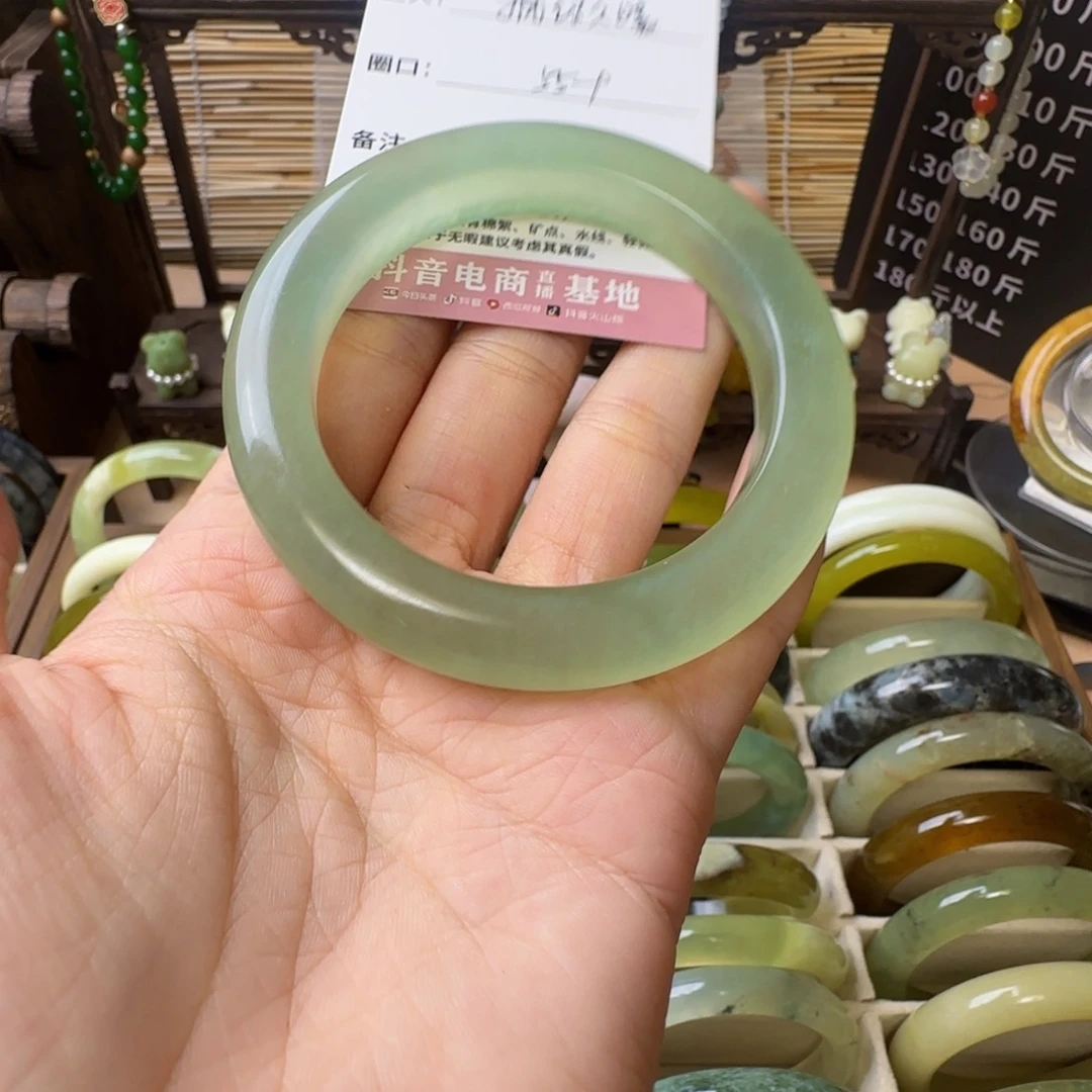 拥***暖岫玉未镶嵌手镯微瑕包容