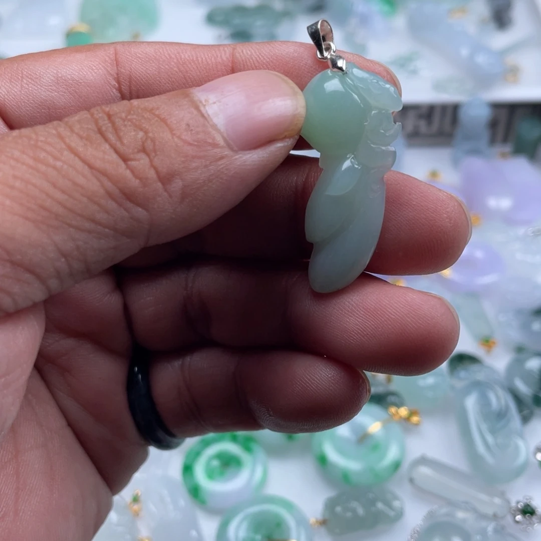 翡翠未镶嵌颈饰翡翠冰果绿