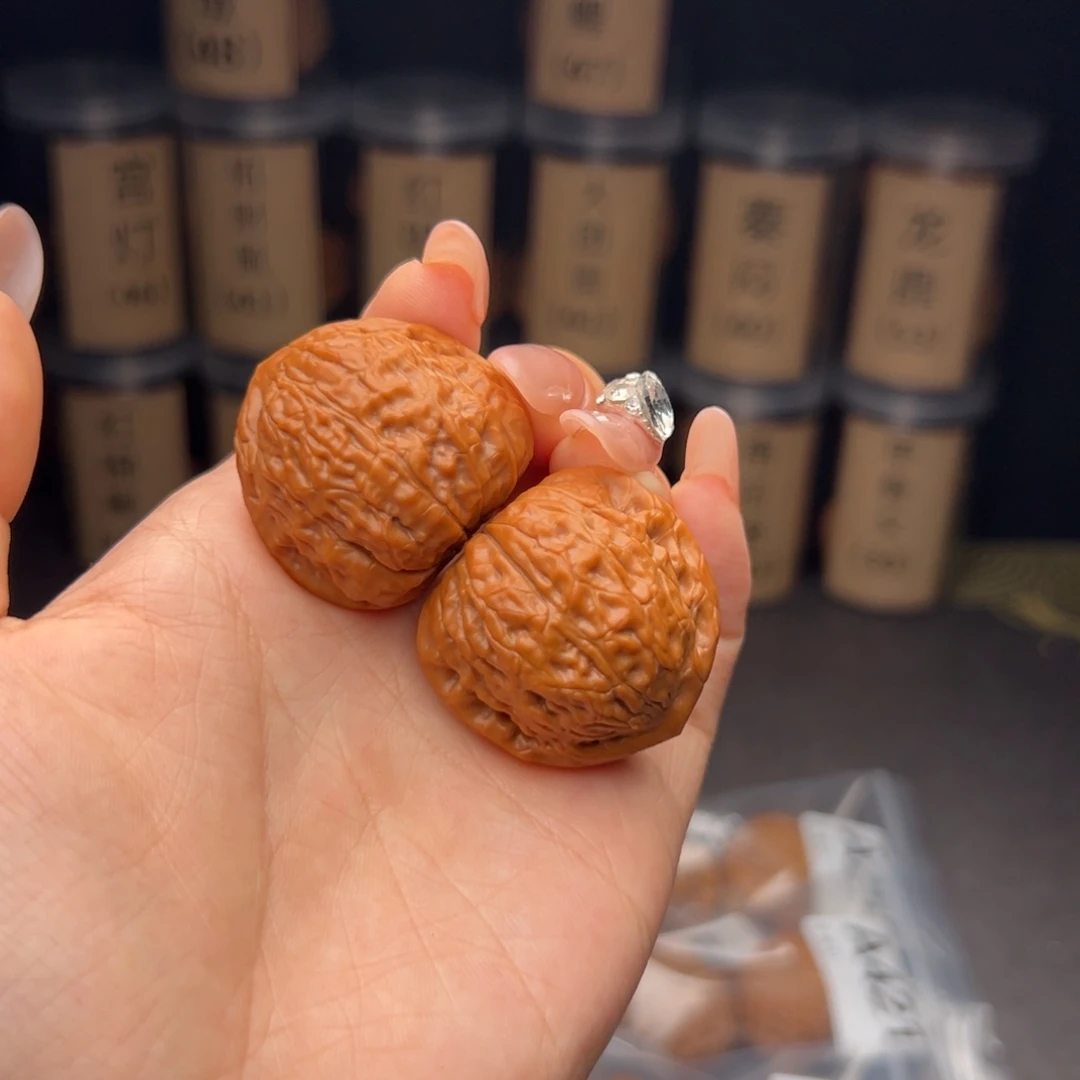 Z***文玩核桃吊坠一抹红