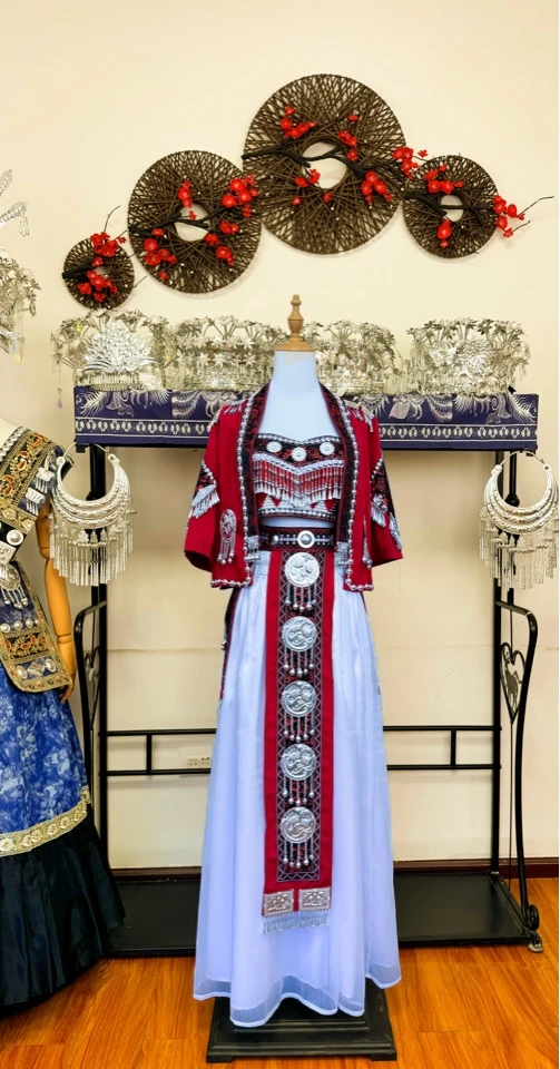 苗族苗疆服装旅拍写真摄影民族新款服饰少女少数民族爆款套装