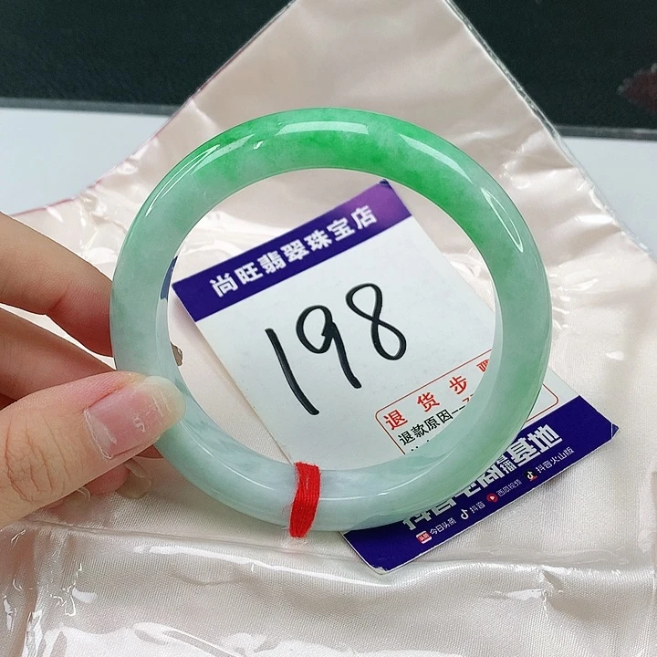 翡翠手镯未镶嵌翡翠