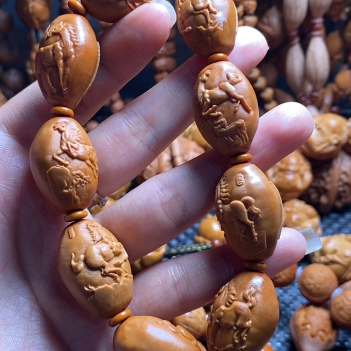 吊坠橄榄核八骏图