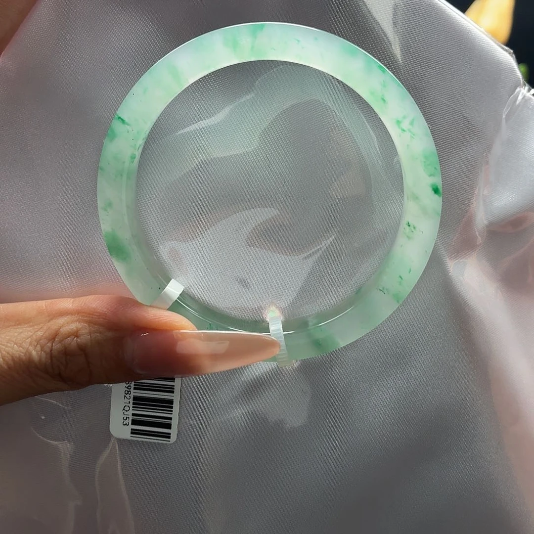 J***a石英质玉未镶嵌手镯