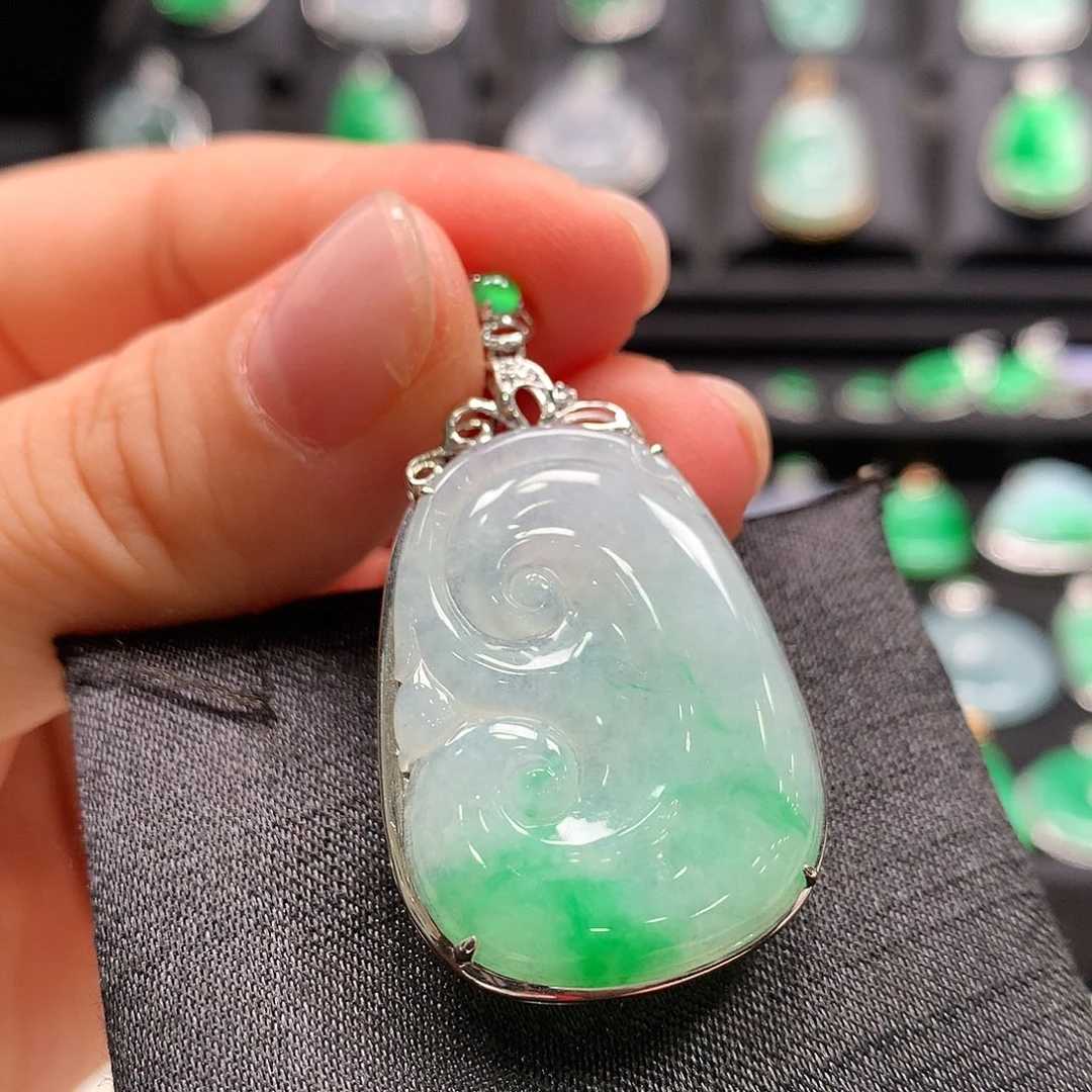 翡翠18K金镶嵌颈饰如意