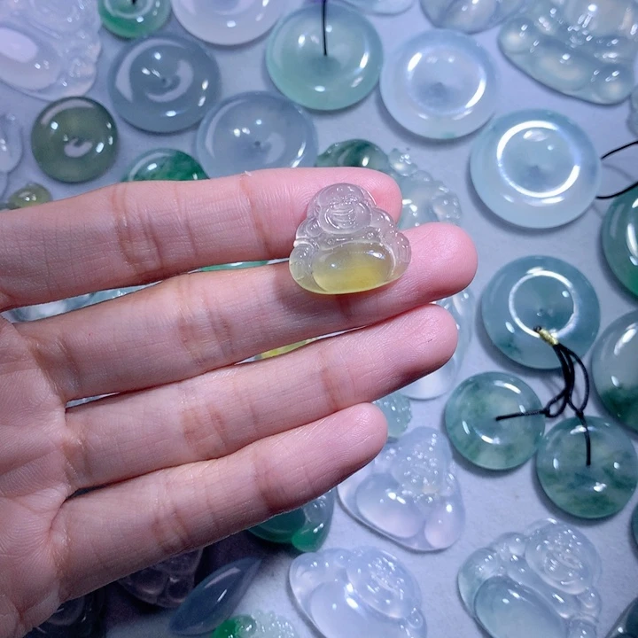 翡翠颈饰未镶嵌佛