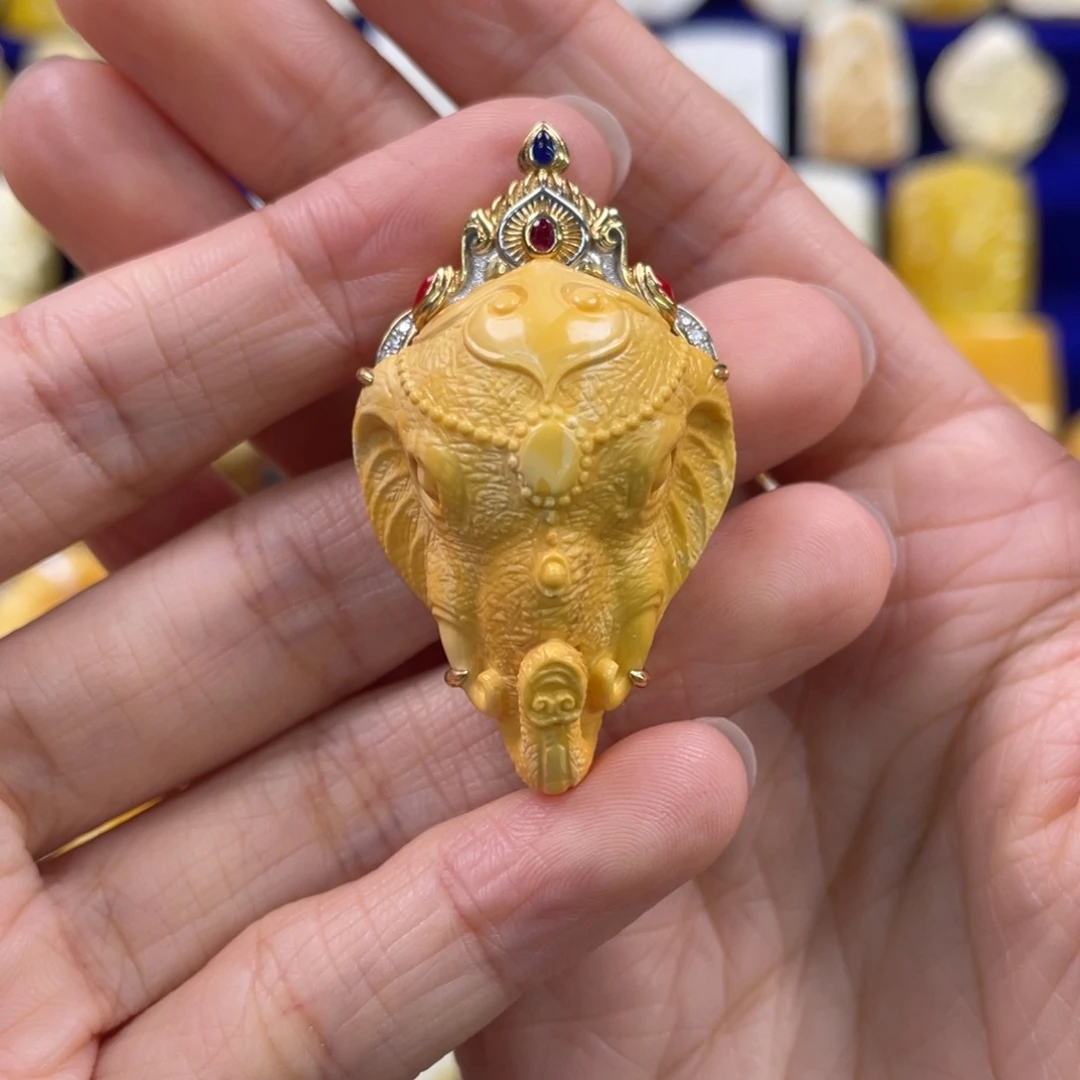 蜜蜡裸石18K金镶嵌琥珀蜜蜡雕刻件
