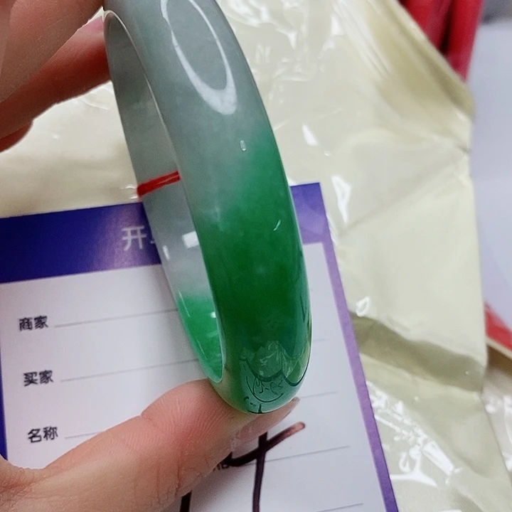 翡翠手镯未镶嵌翡翠