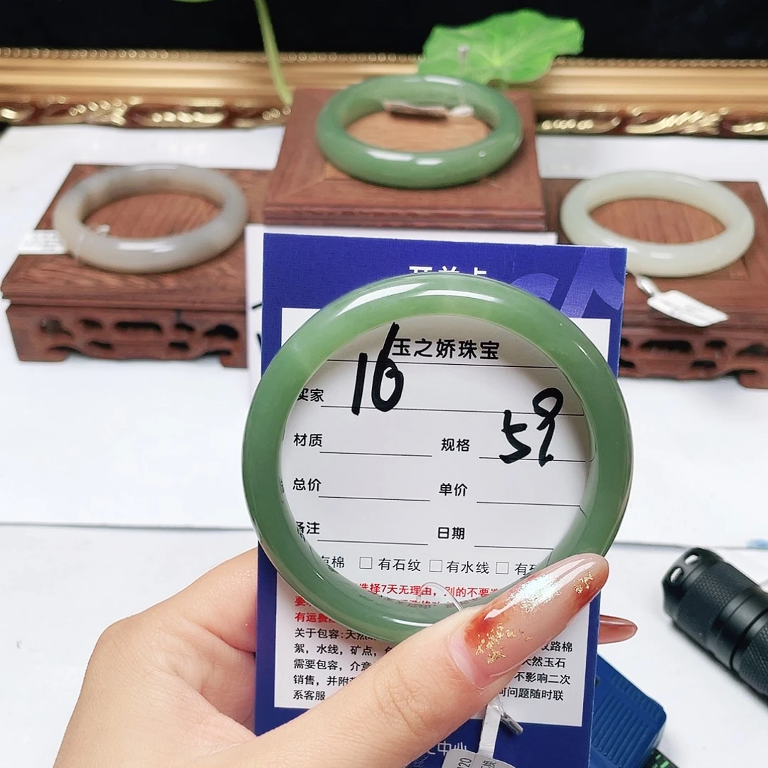 和田玉未镶嵌手镯