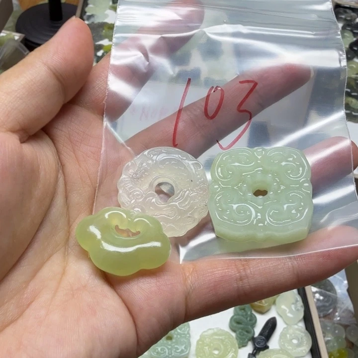 透闪石-蛇纹石玉吊坠未镶嵌