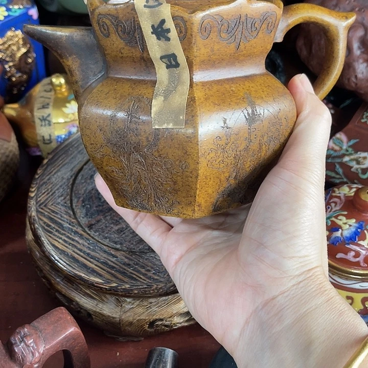 红泥茶壶原矿泥料手工制作的一把紫砂壶。