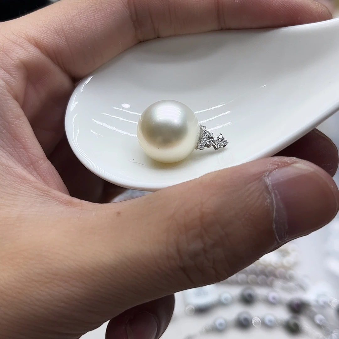 颈饰18K金镶嵌海水珍珠
