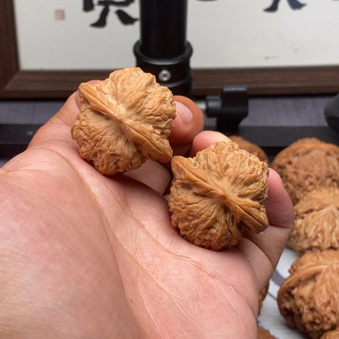 文玩核桃把件全品血麒麟小手捻36尺