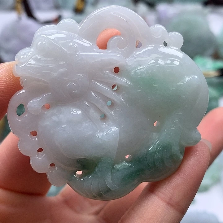 翡翠未镶嵌颈饰麒麟两面工艺福利