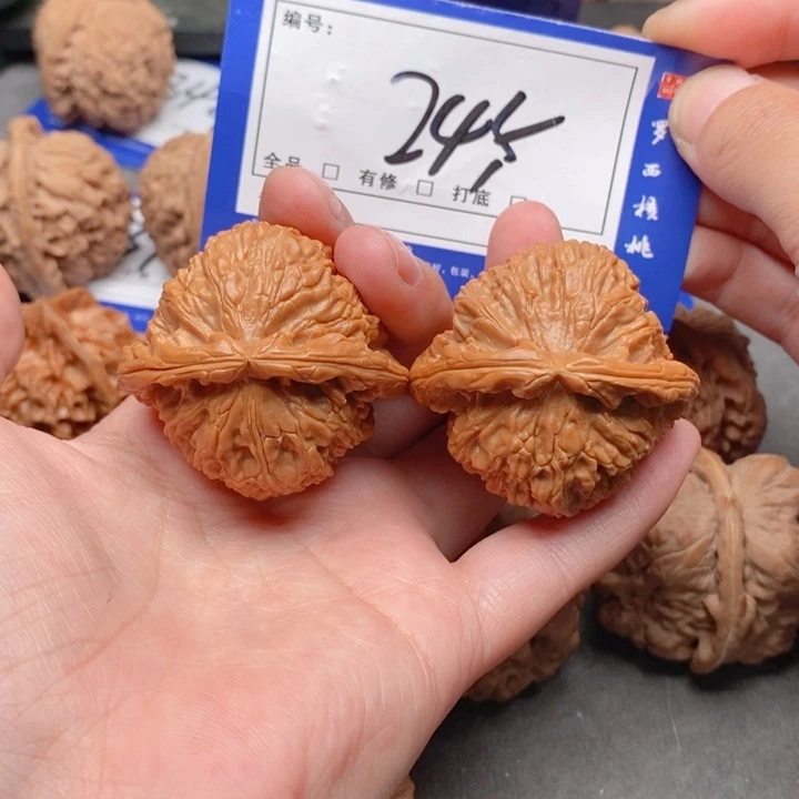 把件桃核43白狮子245号牌