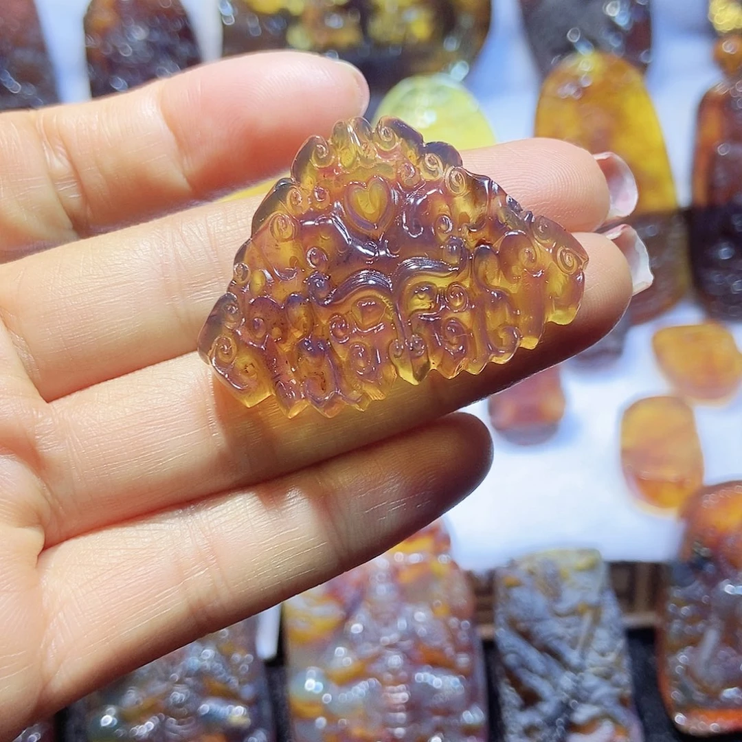 琥珀颈饰未镶嵌兽牌