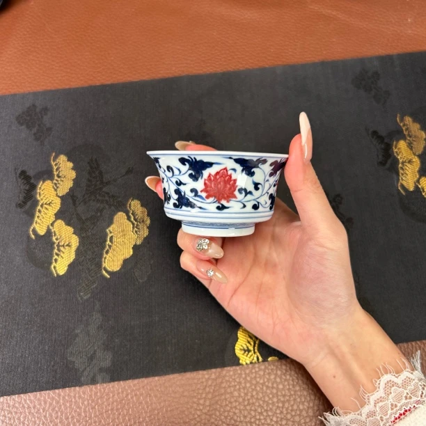 【阳春白雪】-青花釉里红宝莲纹马蹄杯