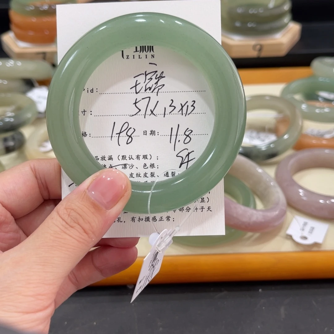 未镶嵌手镯石英质玉王***。