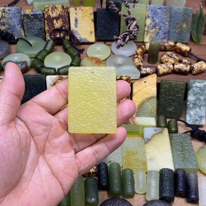 蛇纹石玉未镶嵌颈饰