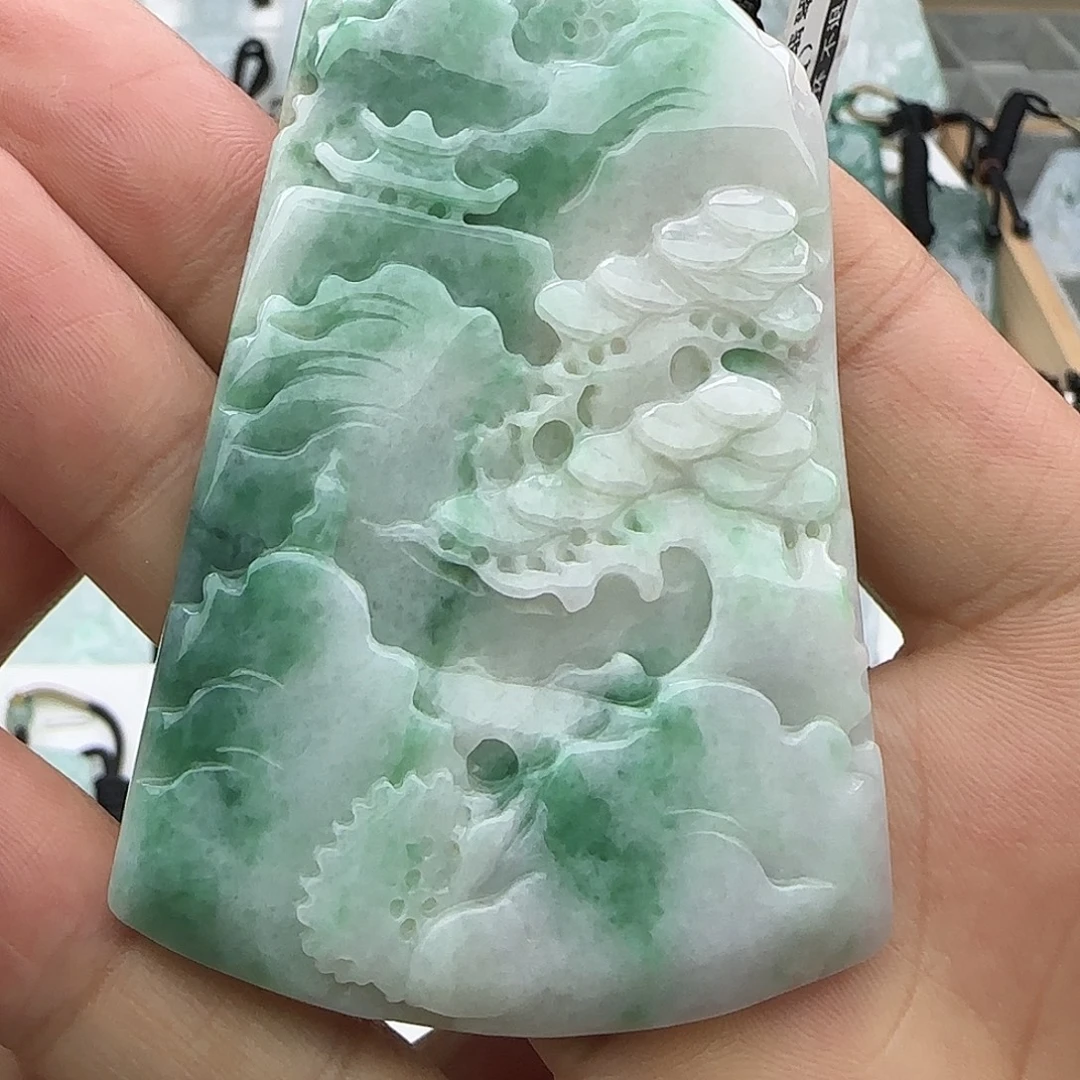 郑****翡翠未镶嵌颈饰翡翠