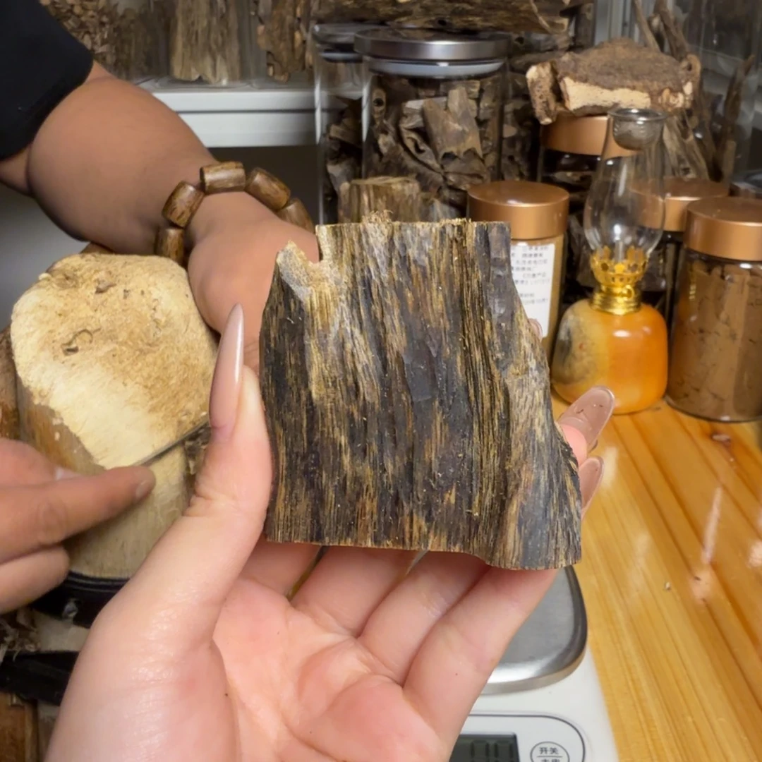 沉香蓝宝石虫漏33克