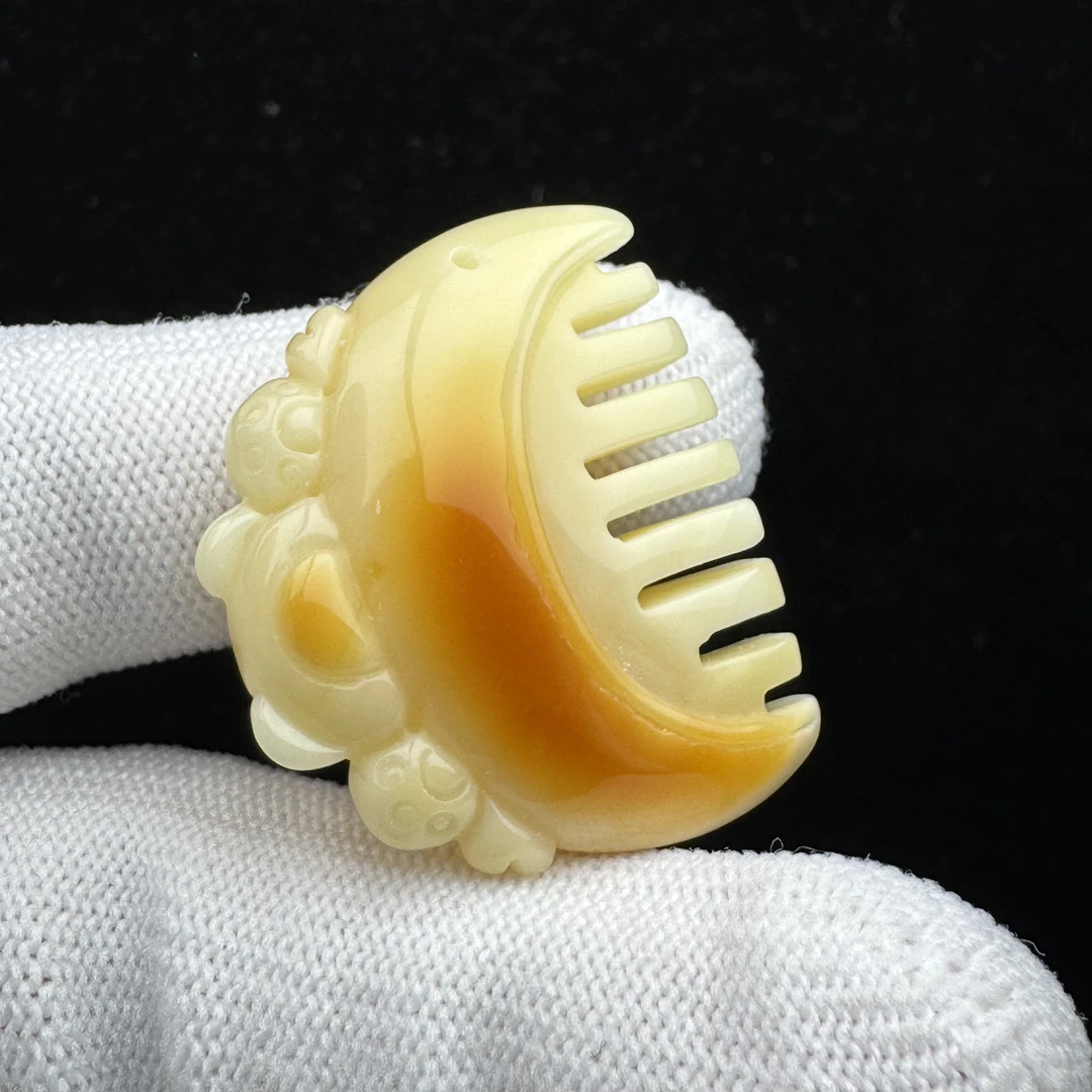 M4034 天然蜜蜡 雕刻梳子 27.9*33.4*13.4mm支持鉴定 假一罚四