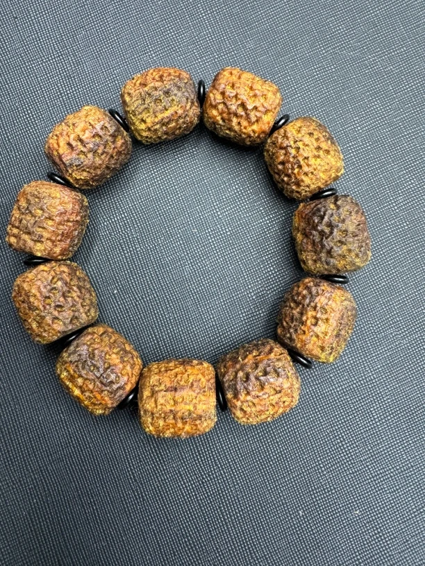 133沉木雕刻手串