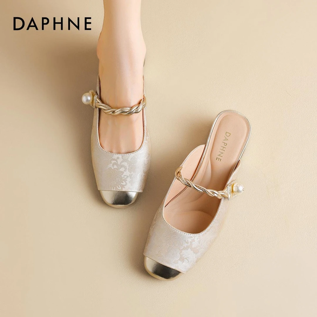 达芙妮一脚蹬刺绣缎面穆勒鞋女鞋2025新款夏季包头半拖鞋国风凉拖