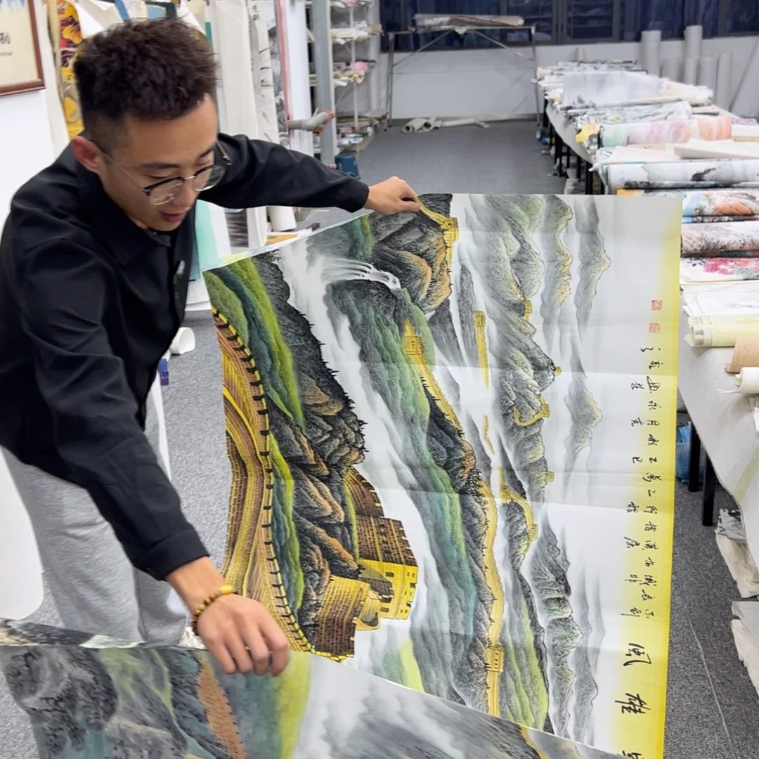 国画卖字画的小男孩