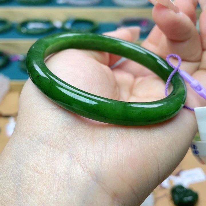 和田玉手镯圈口58+。编号15未镶嵌