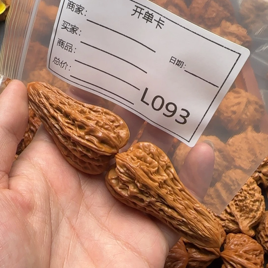 陈***仔桃核把件鸭嘴兽异型