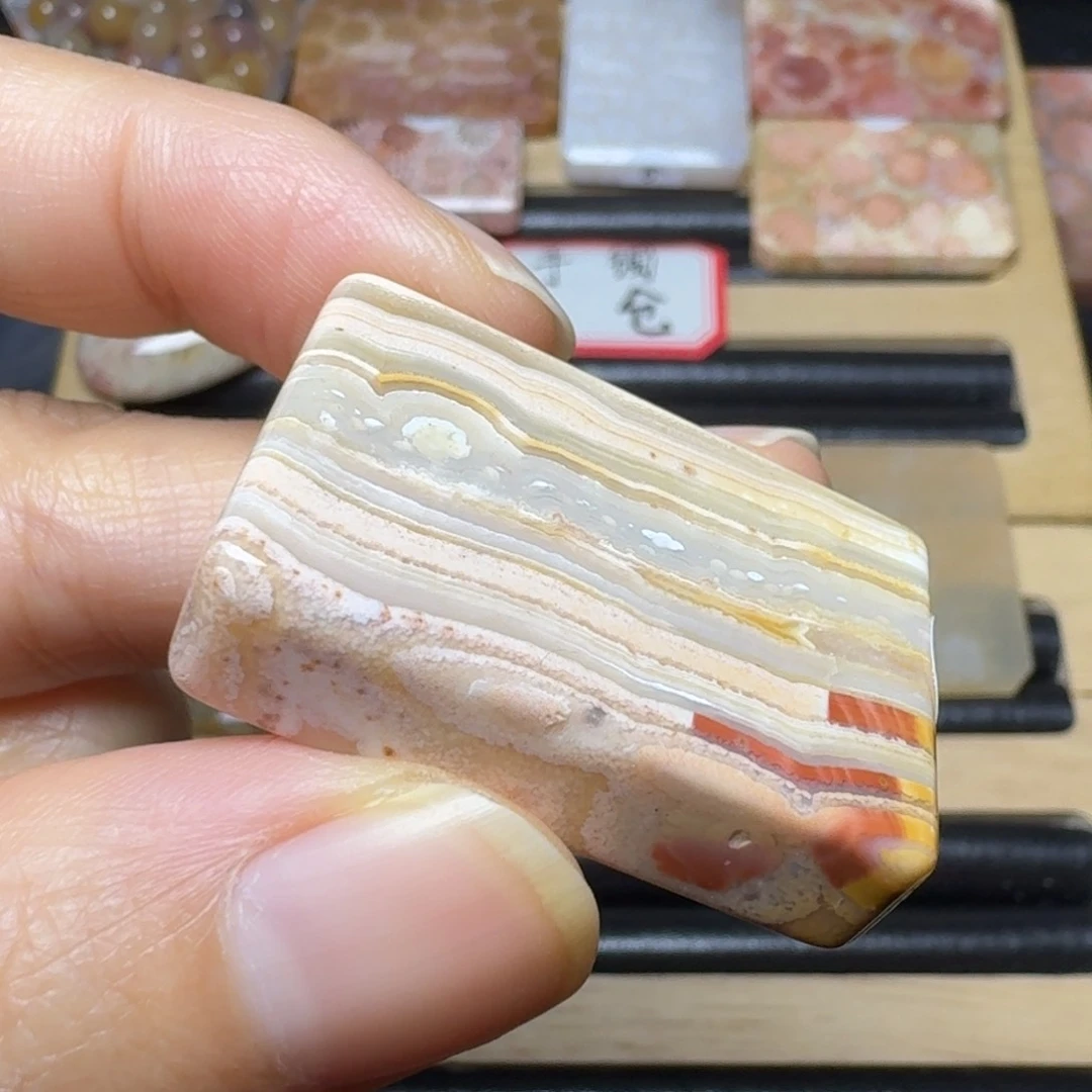 石英质玉千层玛 瑙 无胶，有瑕特价未镶嵌
