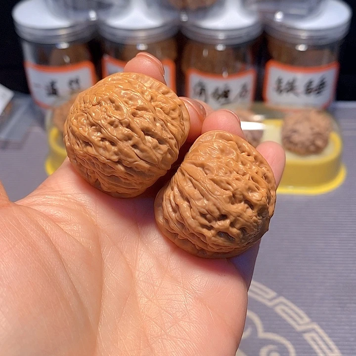 桃核把件406。铁锤。37