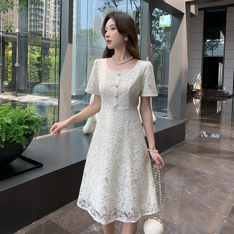 奢姿大码女装2025夏季气质蕾丝连衣裙胖妹妹纽扣装饰方领时尚裙子