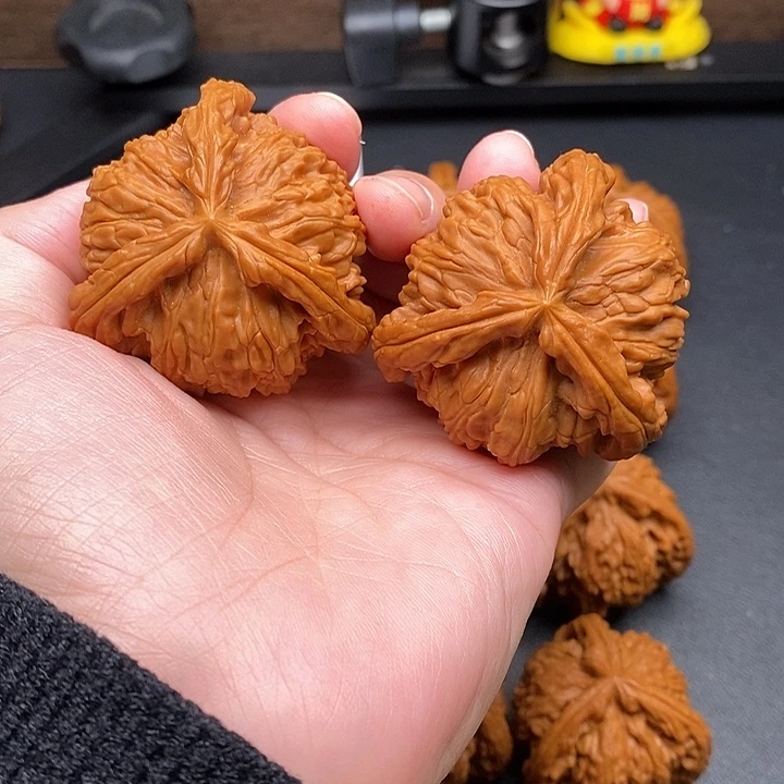 贝***爺文玩核桃把件白奔