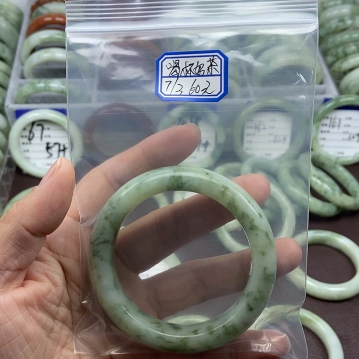 蛇纹石玉手镯未镶嵌喝****喉