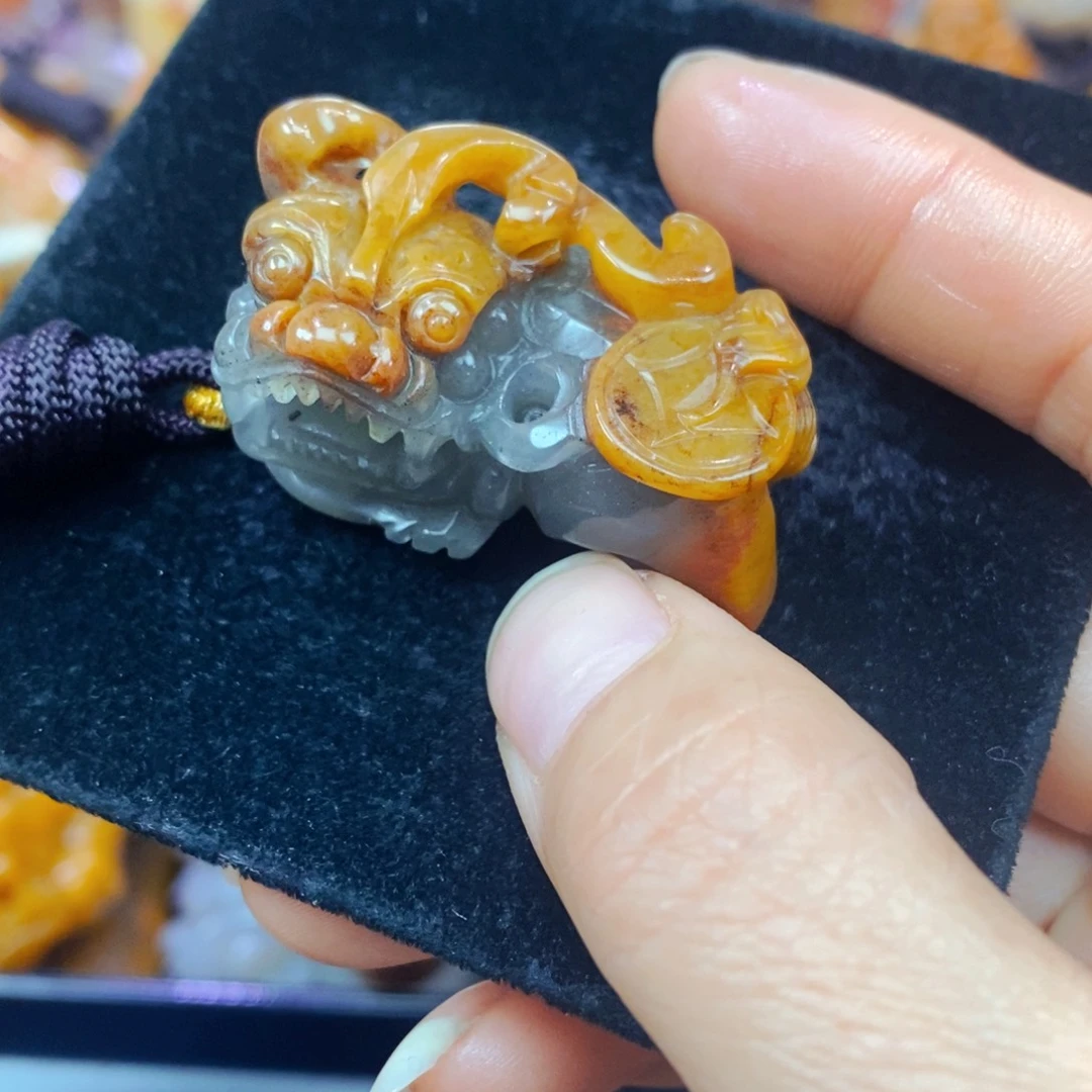 未镶嵌石英质玉（黄龙玉）颈饰