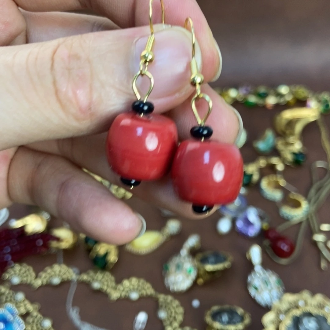 无铜合金红色琉璃耳饰