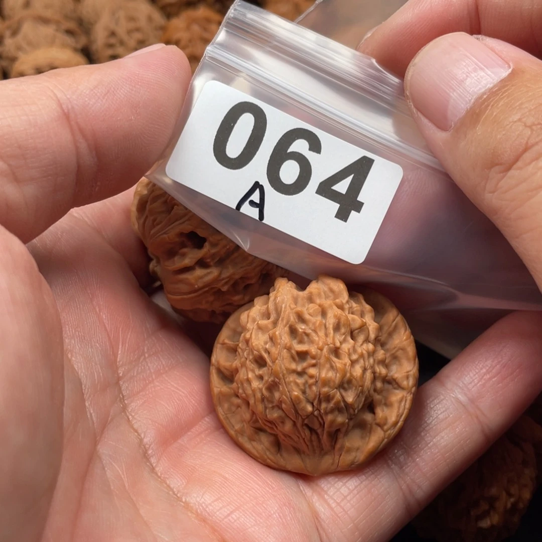 文玩核桃吊坠生**花红狮子40