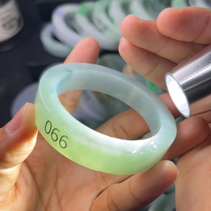 定制翡翠未镶嵌翡翠手镯