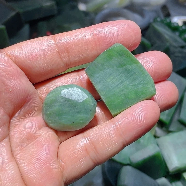 和田玉（碧玉）未镶嵌珠宝奇石