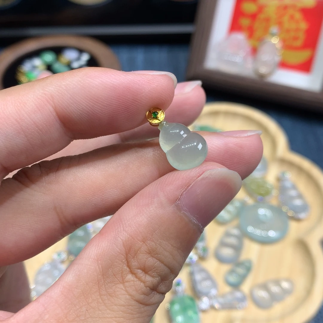 翡翠18K金镶嵌颈饰葫芦