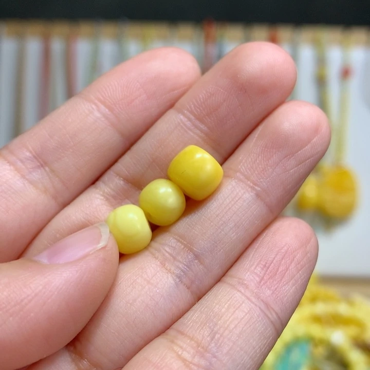 蜜蜡未镶嵌裸石特价瑕疵